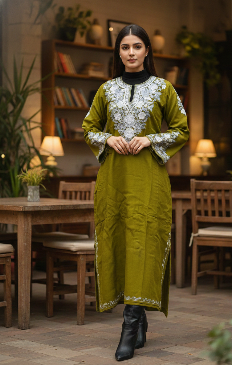 Zaitooné Aari – Woollen Pheran with Kashmiri Aari Embroidery